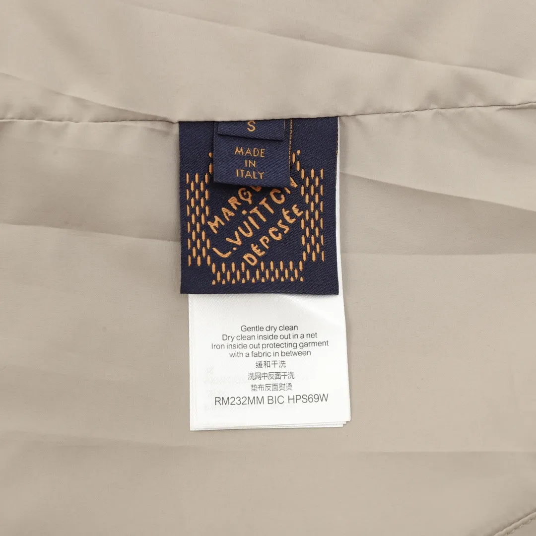🅿️570 Louis Vuitton/Louis Vuitton All-over Printed Presbyopic Workwear Pocket Windbreaker Zipper Jacket Purchase the original version and have it printed immediately. The fabric is made of custom densely spun technical fabric that is light and thin, and the upper body is silky and breathable. Infrared positioning cutting, workwear-style windbreaker design, the upper body is invincible and versatile. All details are customized and developed, and all hardware and accessories are restored to ZP. Size：XS-L